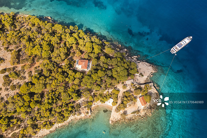 希腊绿岛附近，游艇在碧绿的海水中。鸟瞰图图片素材