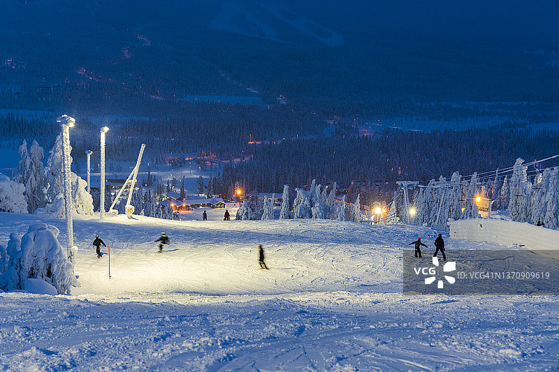 傍晚，人们在拉普兰的Iso-Syote滑雪场滑雪图片素材