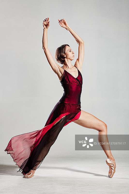 穿着飘动的红色连衣裙的芭蕾舞女演员图片素材
