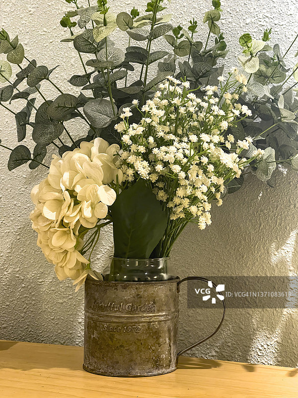 桌子上有一个装满花的花瓶图片素材