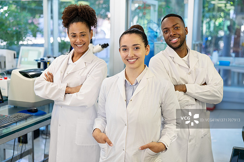三位科学家一起站在实验室里的画像图片素材