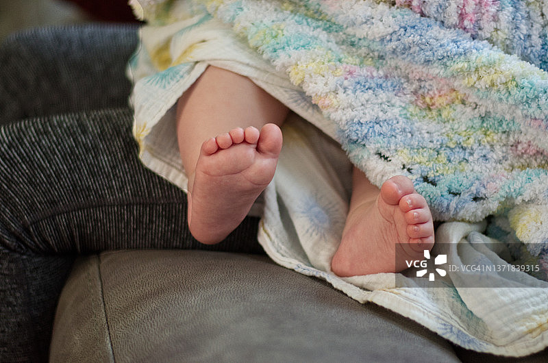 婴儿的脚在毯子里图片素材