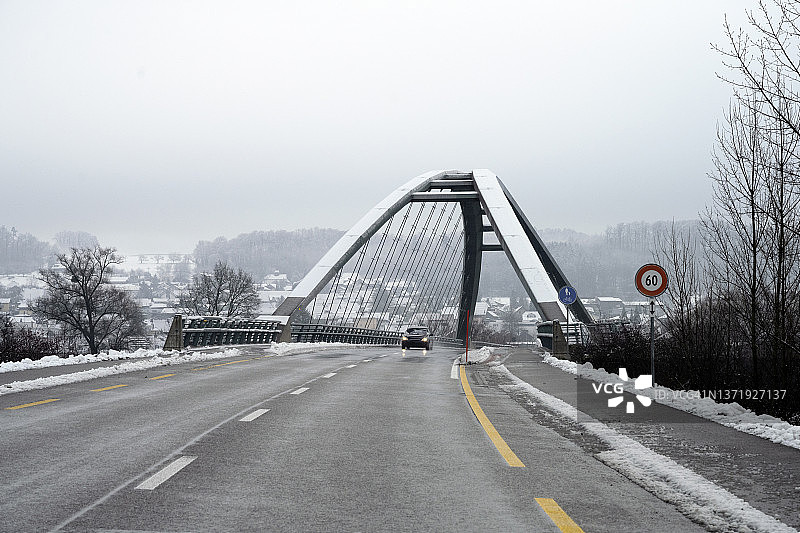 冬天在Grenchen附近的道路和桥梁图片素材