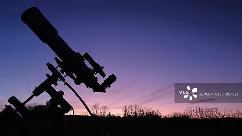 望远镜的剪影，用于观测太空和天文物体。图片素材