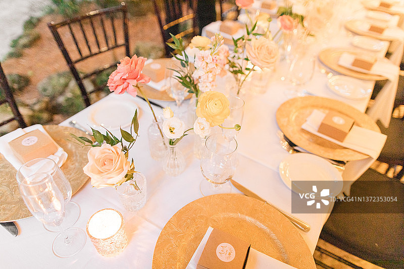 南佛罗里达春季婚礼的彩色宴会餐桌图片素材