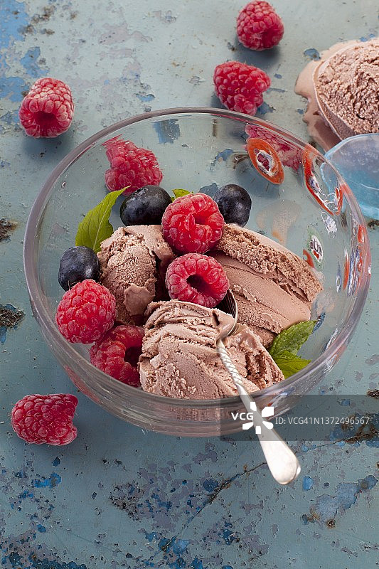 新鲜浆果的巧克力冰淇淋图片素材