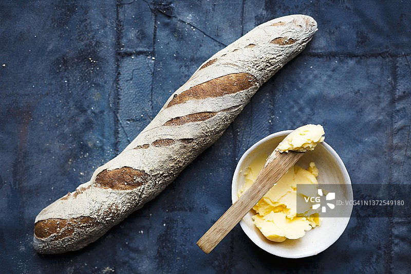 一份法棍面包和一碗黄油(俯视图)图片素材