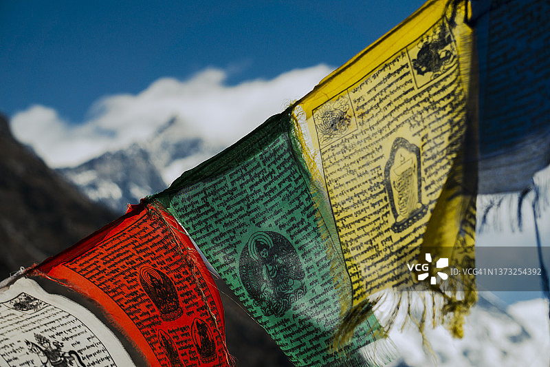 从挂着祈祷旗的纳姆切巴扎村俯瞰珠穆朗玛峰图片素材
