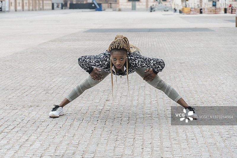 非裔美国妇女在人行道上锻炼图片素材