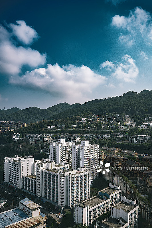 阳光明媚的重庆城市天际线图片素材