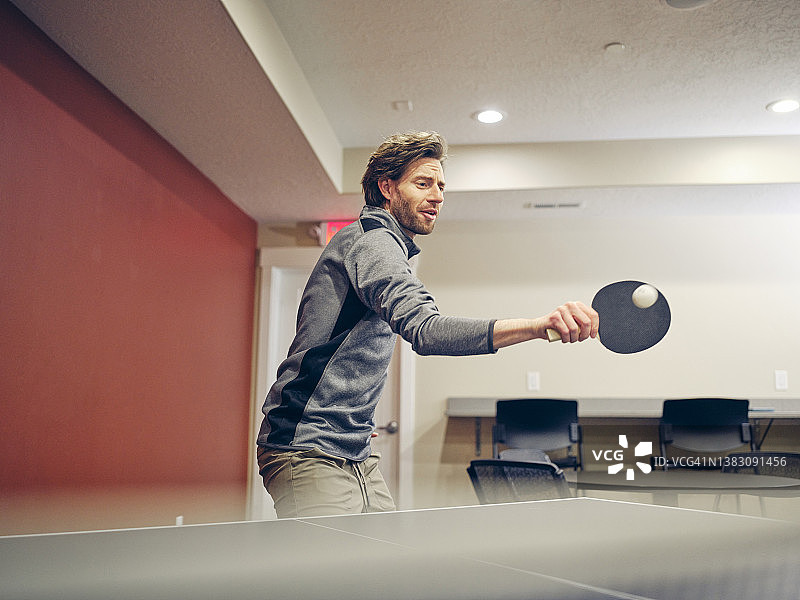办公室职员在休息室打乒乓球图片素材