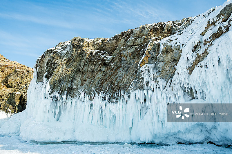 冬天贝加尔湖上的冰柱。图片素材