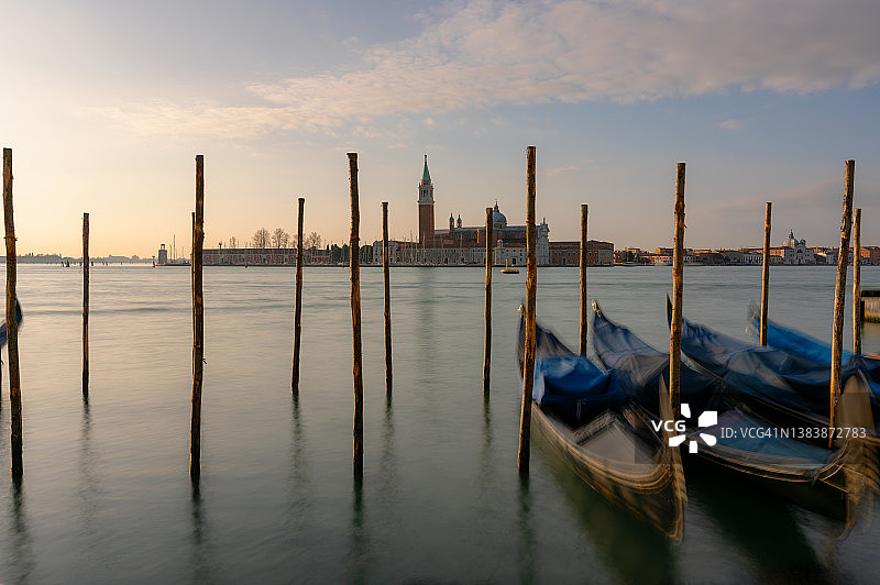 《威尼斯黎明的贡多拉》图片素材