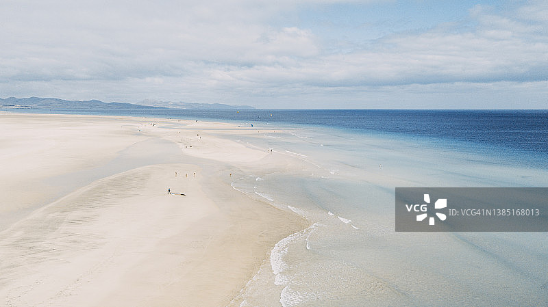 航拍热带加勒比白色沙滩和透明的干净的水与蓝色的海洋和天空的背景。暑假旅游景区的概念图片素材