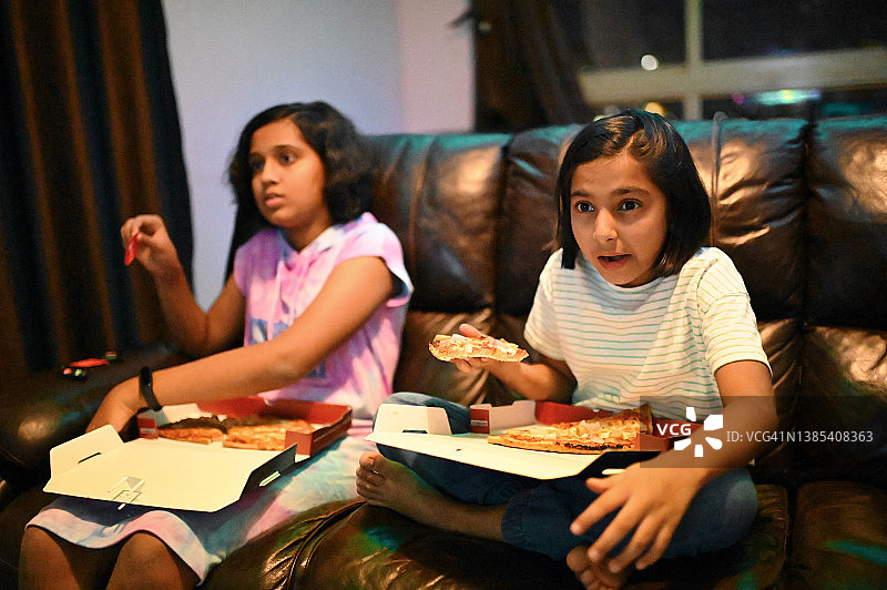 姐妹们一边看电影一边吃披萨图片素材
