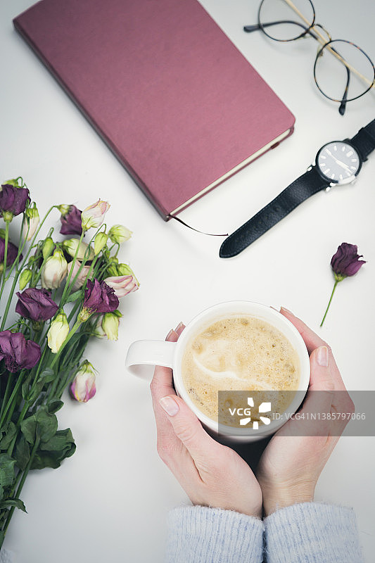 女人手里紧握着一杯咖啡图片素材
