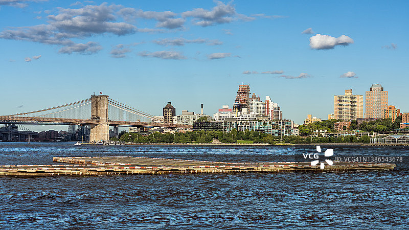 纽约华尔街直升机停机坪和布鲁克林大桥的东河景图片素材