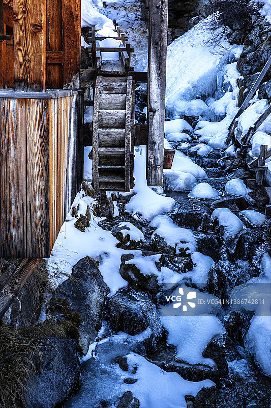 格里门茨传统的木制水磨在冬天会结冰图片素材