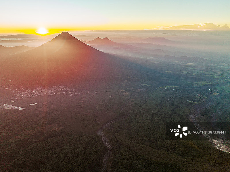 鸟瞰危地马拉的阿瓜火山图片素材