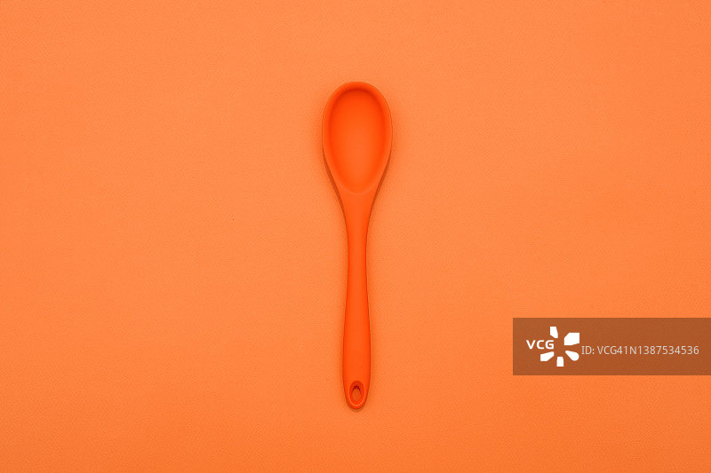 明亮的勺子在彩色的背景。厨房的概念。图片素材