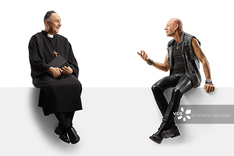 一个朋克和一个牧师坐在一块白板上聊天图片素材