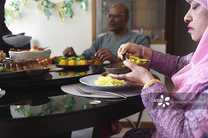 新加坡印度家庭在家里一起吃开斋节饭图片素材