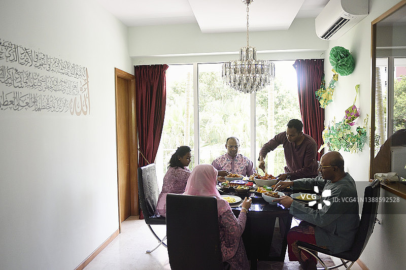 新加坡印度家庭在家里一起吃开斋节饭图片素材