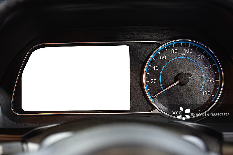 现代汽车仪表盘上的一个数字显示屏幕，从汽车内部的角度来看图片素材