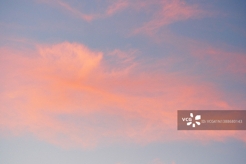 夕阳下蓬松的粉红色云彩图片素材