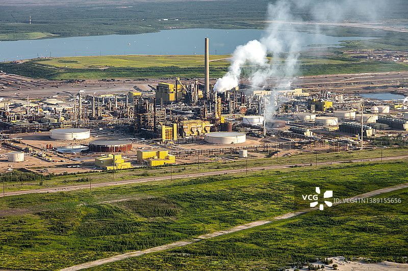 阿尔伯塔省油砂开采附近的航空石化炼油厂图片素材