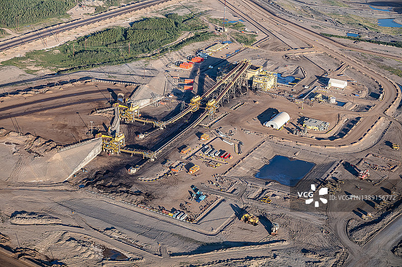 阿萨巴斯卡堡麦克默里工业油砂的鸟瞰图图片素材