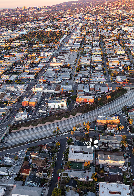 洛杉矶城市高速公路的空中天际线视图图片素材
