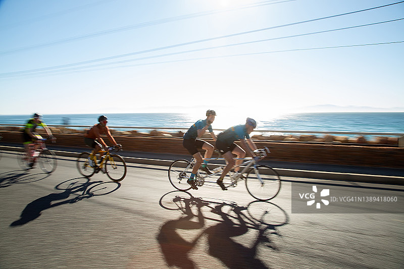 骑自行车的人在黎明时分一起进行大规模的自行车比赛图片素材
