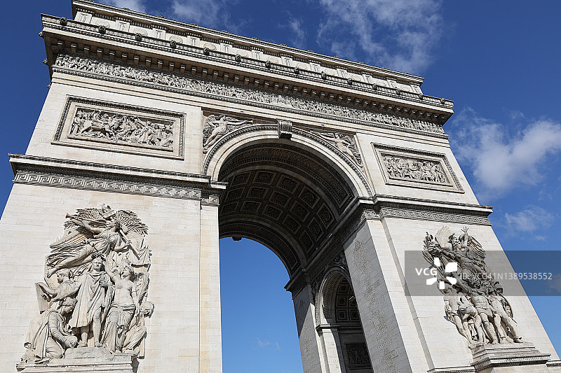 蓝天下巴黎凯旋门的近景图片素材