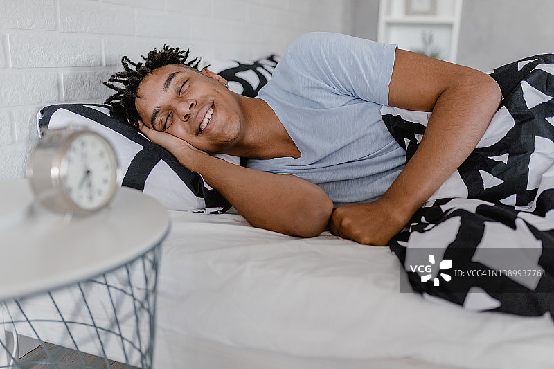 年轻的非洲裔美国人正在睡觉图片素材