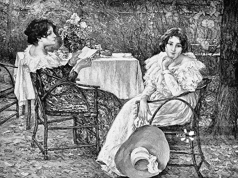 两个熟悉的女性朋友在花园里聊天图片素材