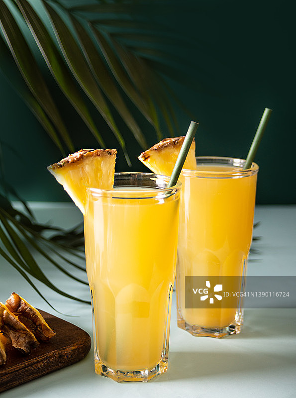 夏日清凉的热带饮品果汁或鸡尾酒配菠萝汁和龙舌兰酒。图片素材