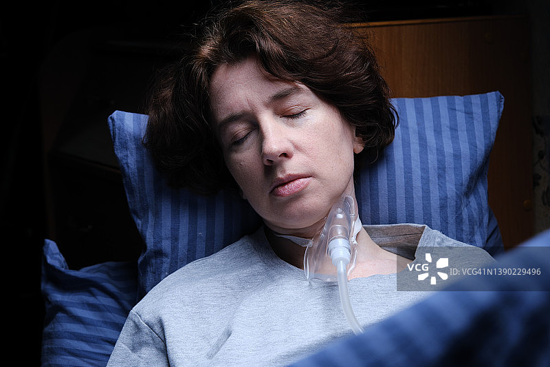 女人在床上用氧气面罩图片素材