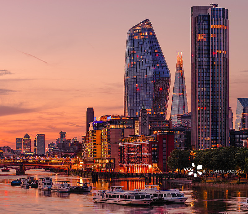 黎明时分伦敦的高架景观图片素材