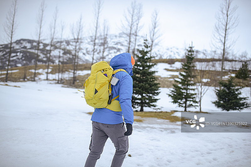 一个不知名的人喜欢在冰岛徒步旅行的冒险。ISL图片素材