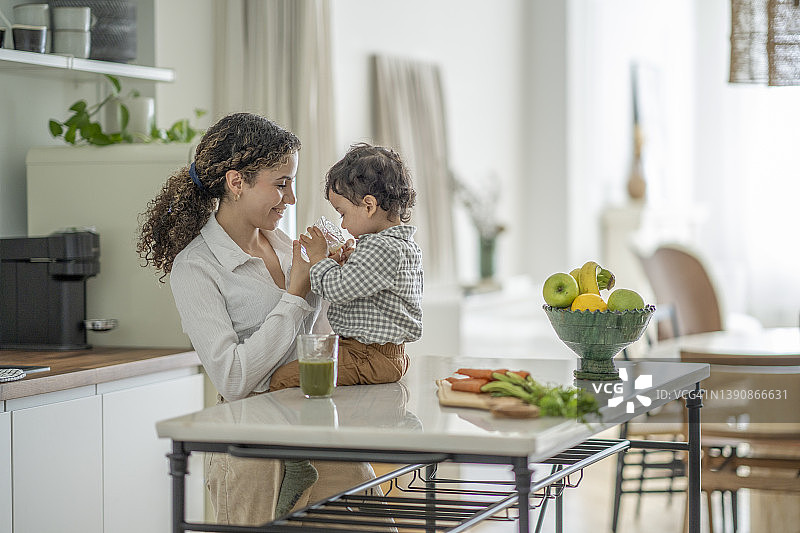 母亲和孩子的健康饮食图片素材