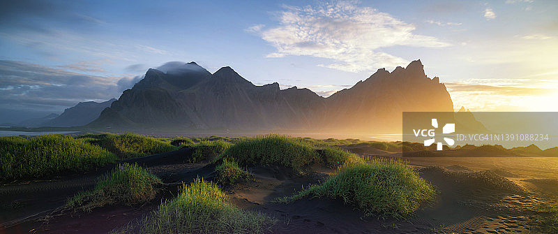 在冰岛的Stokksnes海角，阳光灿烂的一天和美丽的黑色沙丘。地点:Stokksnes海角，Vestrahorn(蝙蝠侠山)，冰岛，欧洲图片素材
