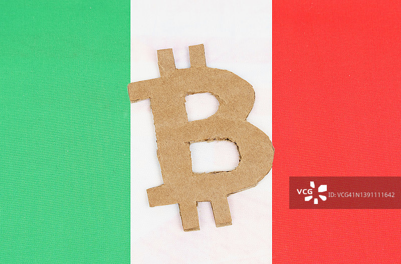 意大利国旗的背景是比特币的象征。图片素材