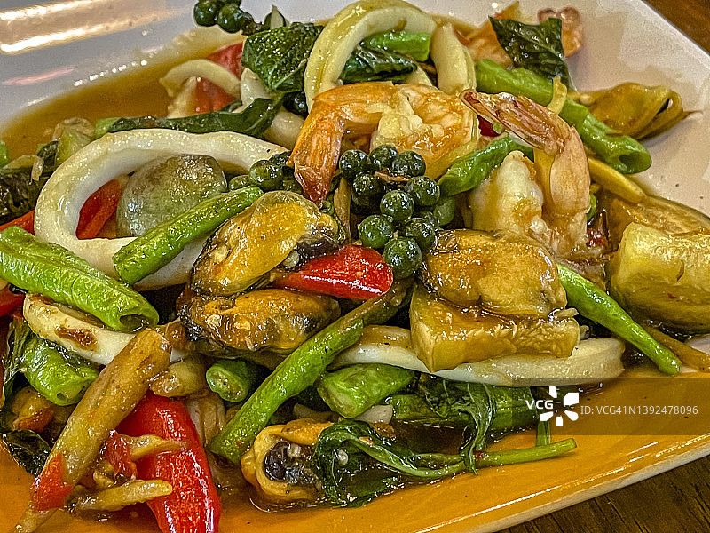 炒香虾可能是泰国最受欢迎的菜肴之一，你可以从街头小贩、夜市和豪华餐厅订购。图片素材