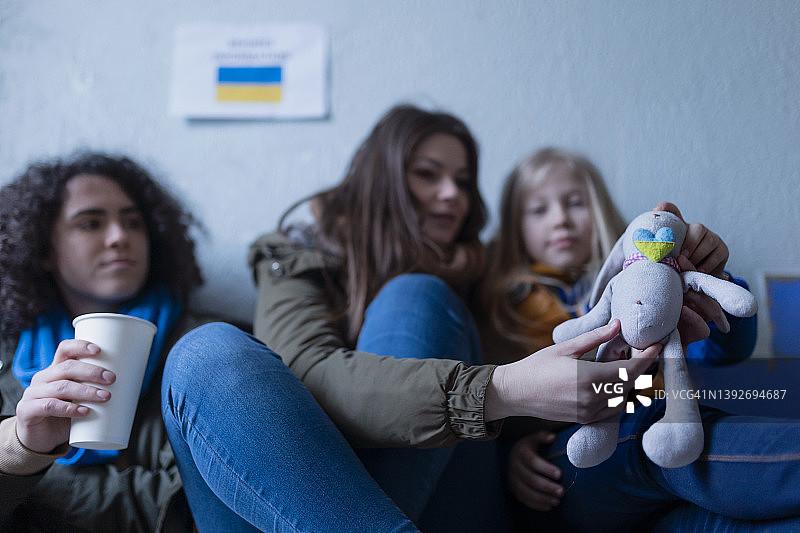 乌克兰家庭坐在火车站等待。图片素材