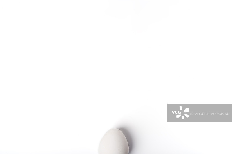 鸡蛋的一半在白色孤立背景。复活节假期的概念。单色背景。图片素材