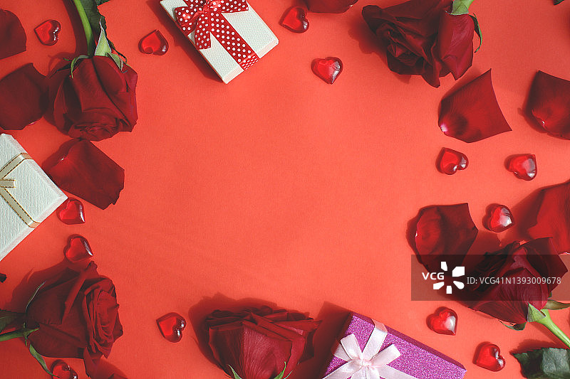 明亮的背景玫瑰，礼品盒，情人节和地方的文字。图片素材