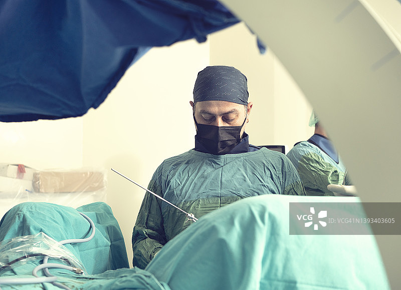 一名男性保健医生在医院手术室的肖像图片素材