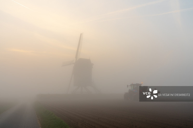 雾中的风车图片素材