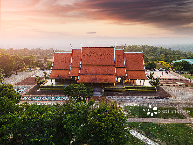 诗琳通华兰寺鸟瞰图，令人惊叹的美丽的佛教寺庙Phu Phrao Sirinthorn Ubon ratchthani泰国。图片素材